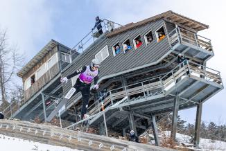 Marco Heinis, membre de l’Olympique Mont-d’Or (Doubs) et de l’équipe de France de combiné nordique, ici sur le tremplin du stade nordique des Tuffes (Jura) en mars dernier. Photo : Xavier Ducordeaux