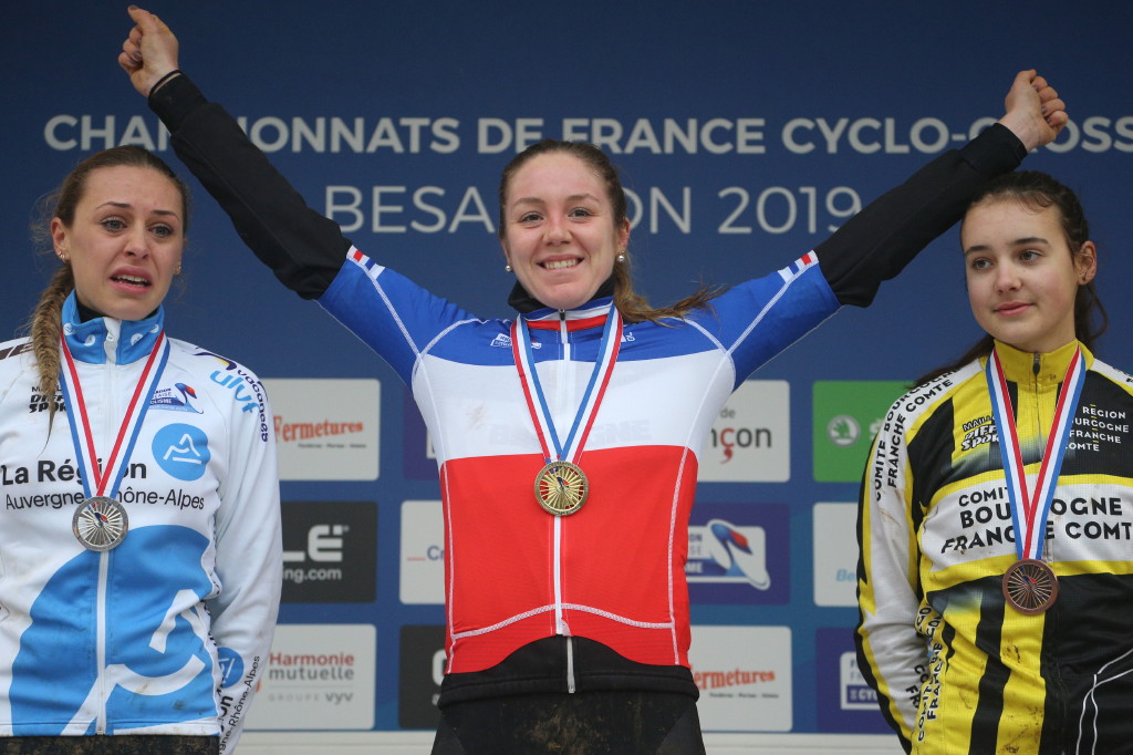 Podium du championnat de France de cyclo-cross 2019 juniors femmes à Besançon (25) - Crédit FFC Podium du championnat de France de cyclo-cross 2019 juniors femmes à Besançon (25) - Crédit FFC