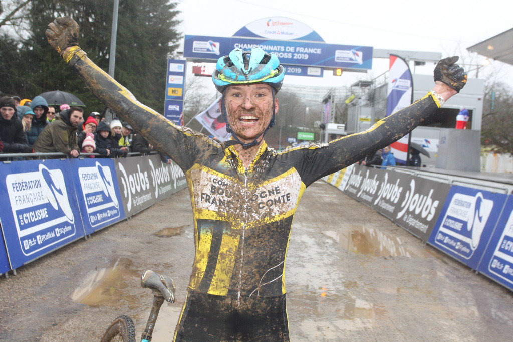 Caroline Mani, championne de France de cyclo-cross 2019 seniors femmes à Besançon (25) - Crédit FFC Caroline Mani, championne de France de cyclo-cross 2019 seniors femmes à Besançon (25) - Crédit FFC