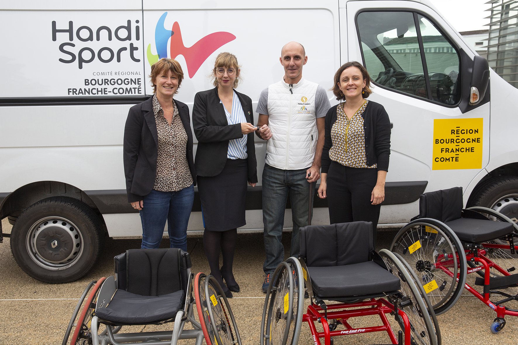 Les trois vice-présidentes et Arnaud Grillot, président du Comité régional handisport de devant le mini-bus et les fauteuils de course co-financés par la Région Bourgogne-Franche-Comté - Crédit photo Région Bourgogne-Franche-Comté / David Cesbron Les trois vice-présidentes et Arnaud Grillot, président du Comité régional handisport de devant le mini-bus et les fauteuils de course co-financés par la Région Bourgogne-Franche-Comté - Crédit photo Région Bourgogne-Franche-Comté / David Cesbron