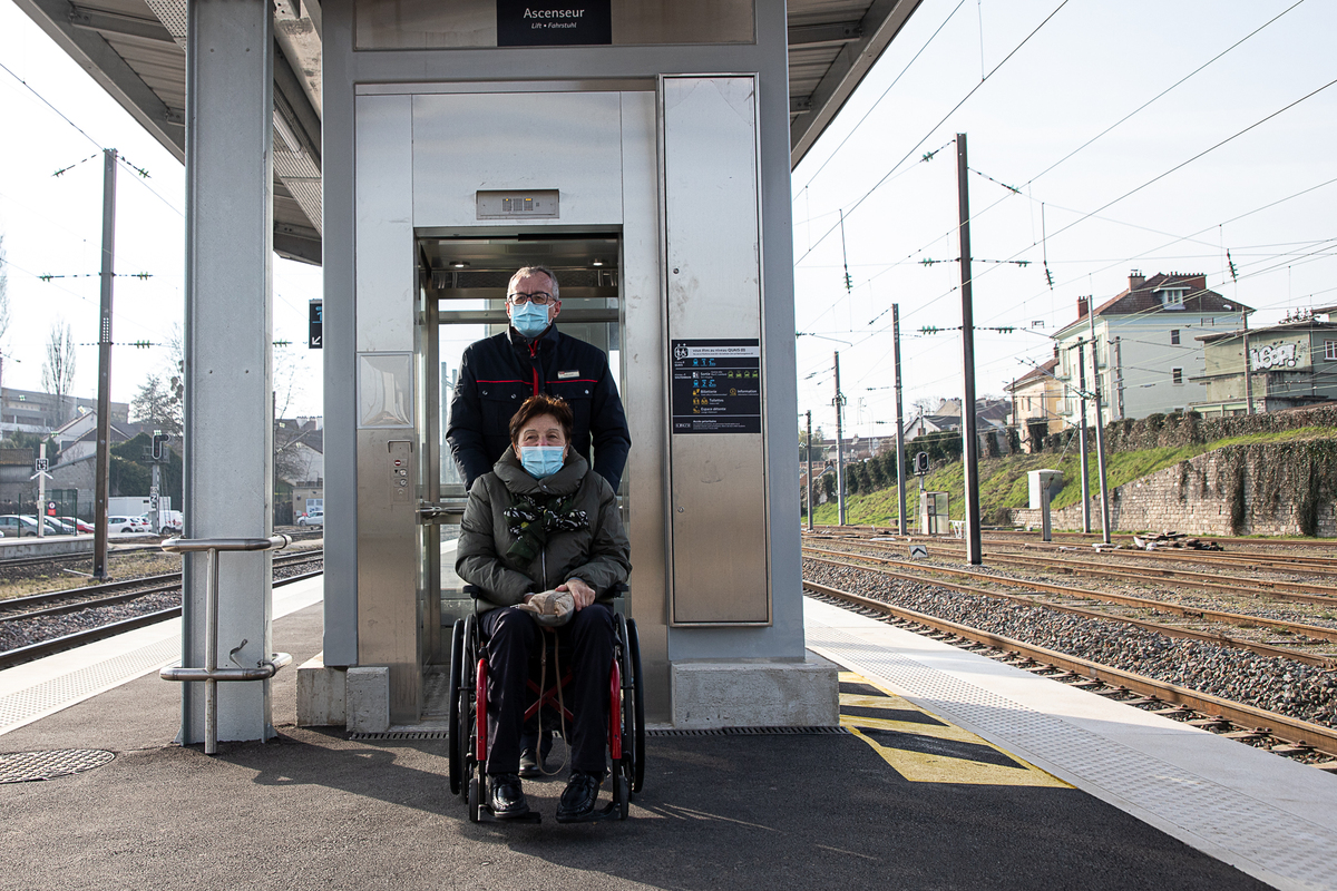 Présente à l’inauguration, Anne-Marie Dumont, conseillère régionale déléguée au handicap, a pu tester l’accessibilité de la gare de Dole - Photo Région Bourgogne-Franche-Comté Présente à l’inauguration, Anne-Marie Dumont, conseillère régionale déléguée au handicap, a pu tester l’accessibilité de la gare de Dole - Photo Région Bourgogne-Franche-Comté