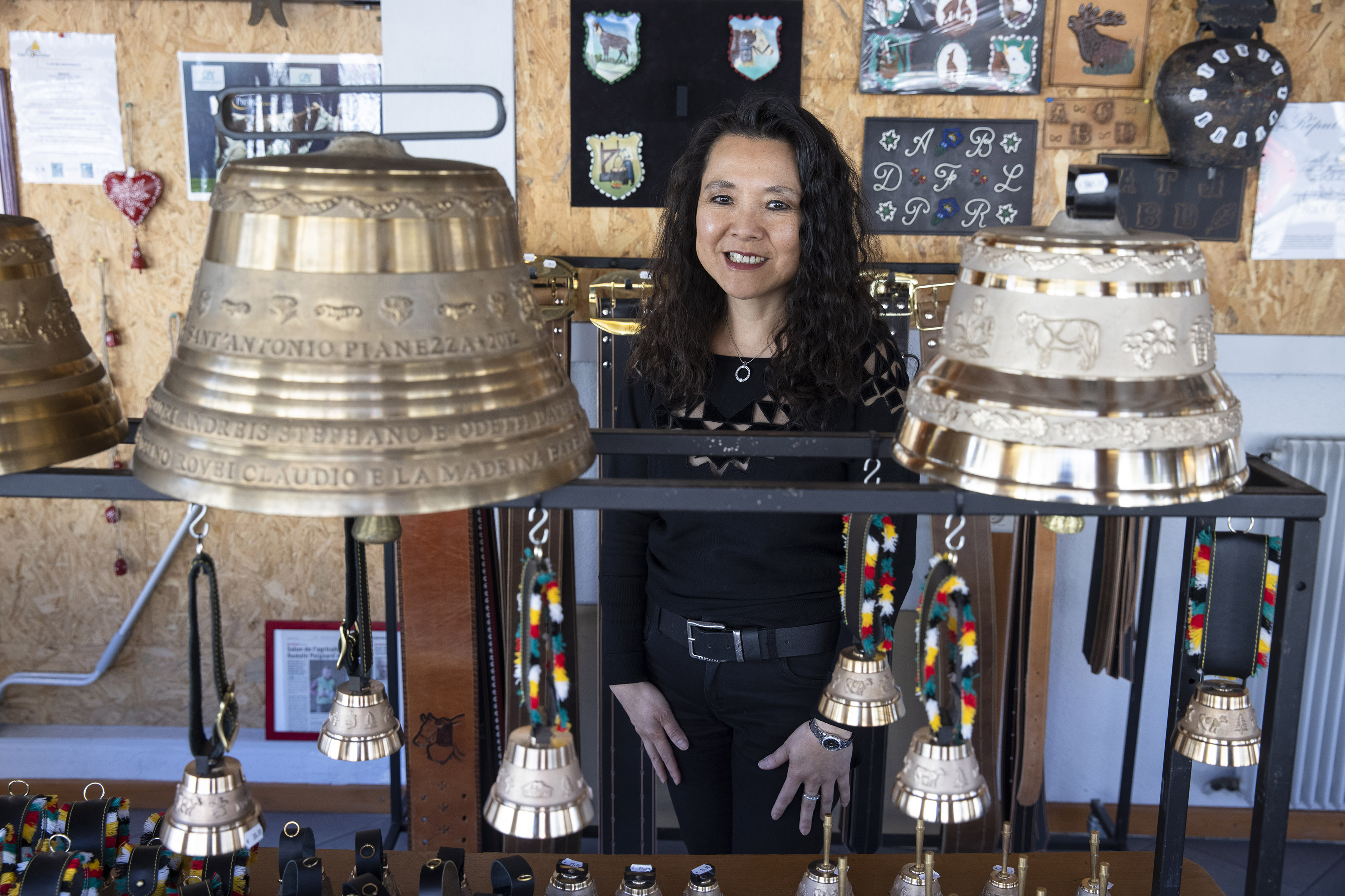 Siv-Chheng Tiv a toujours rêvé de diriger une entreprise. Depuis 2018, elle est à la tête de la fonderie Obertino Morteau qui exporte ses cloches en bronze dans le monde entier - Crédit photo Région Bourgogne-Franche-Comté / David Cesbron