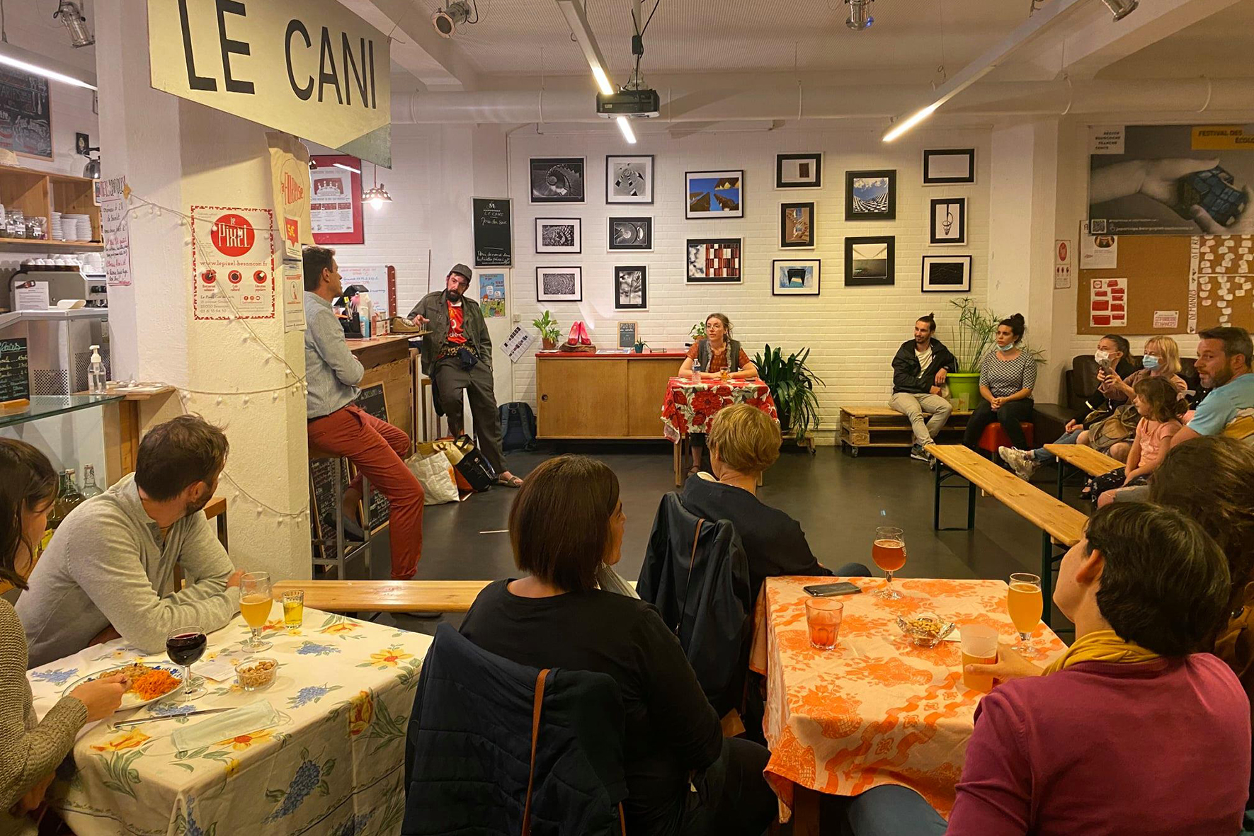 Le Pixel, café-restaurant associatif et culturel de Besançon, a été transformé en «  Cani » grâce à la compagnie La Punk à Mouton. © Photo Sarah Rebou