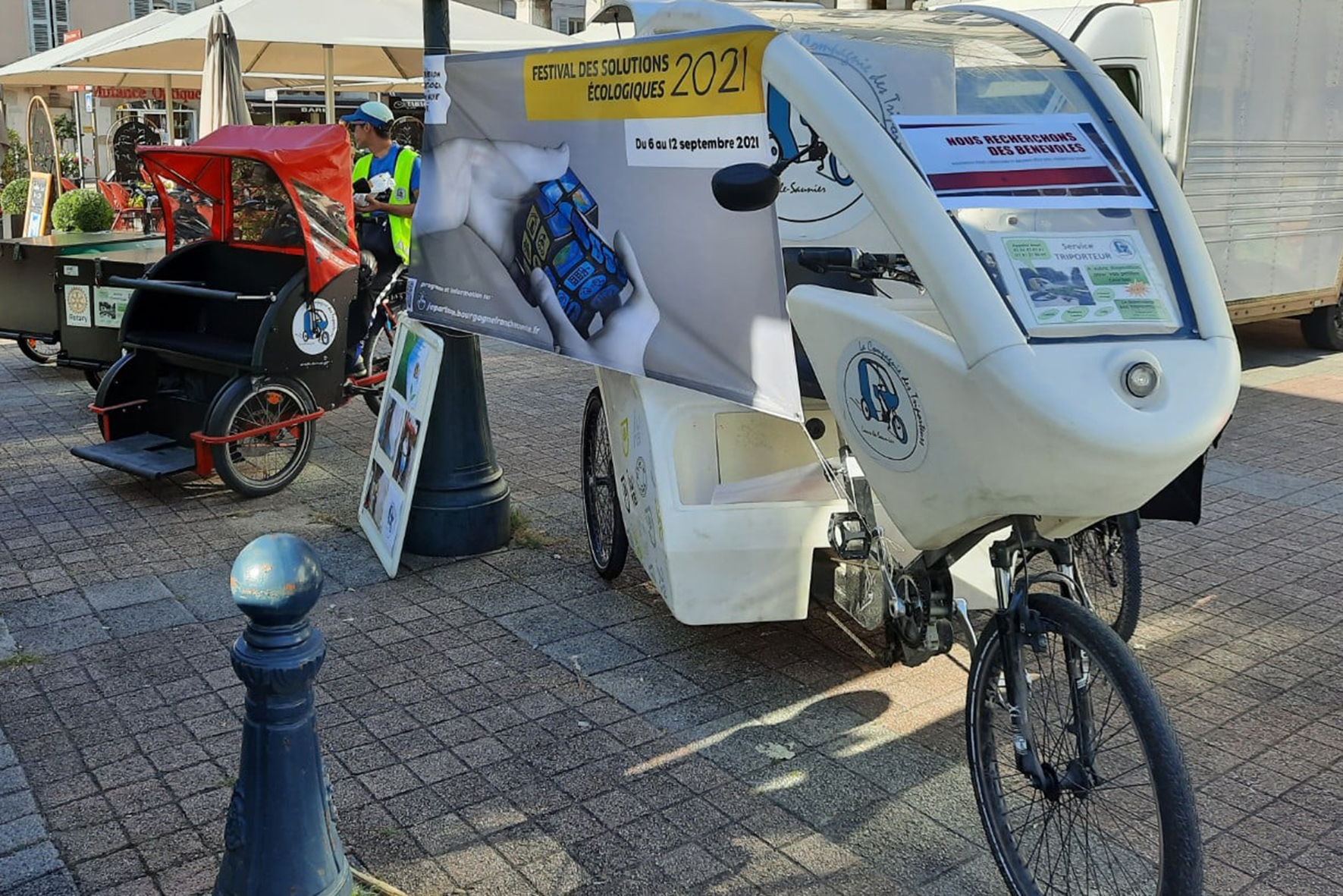 Balade en triporteur à Lons-le-Saunier pour faire découvrir les services offerts aux personnes âgées par la Compagnie des Triporteurs. © Photo DR Balade en triporteur à Lons-le-Saunier pour faire découvrir les services offerts aux personnes âgées par la Compagnie des Triporteurs. © Photo DR
