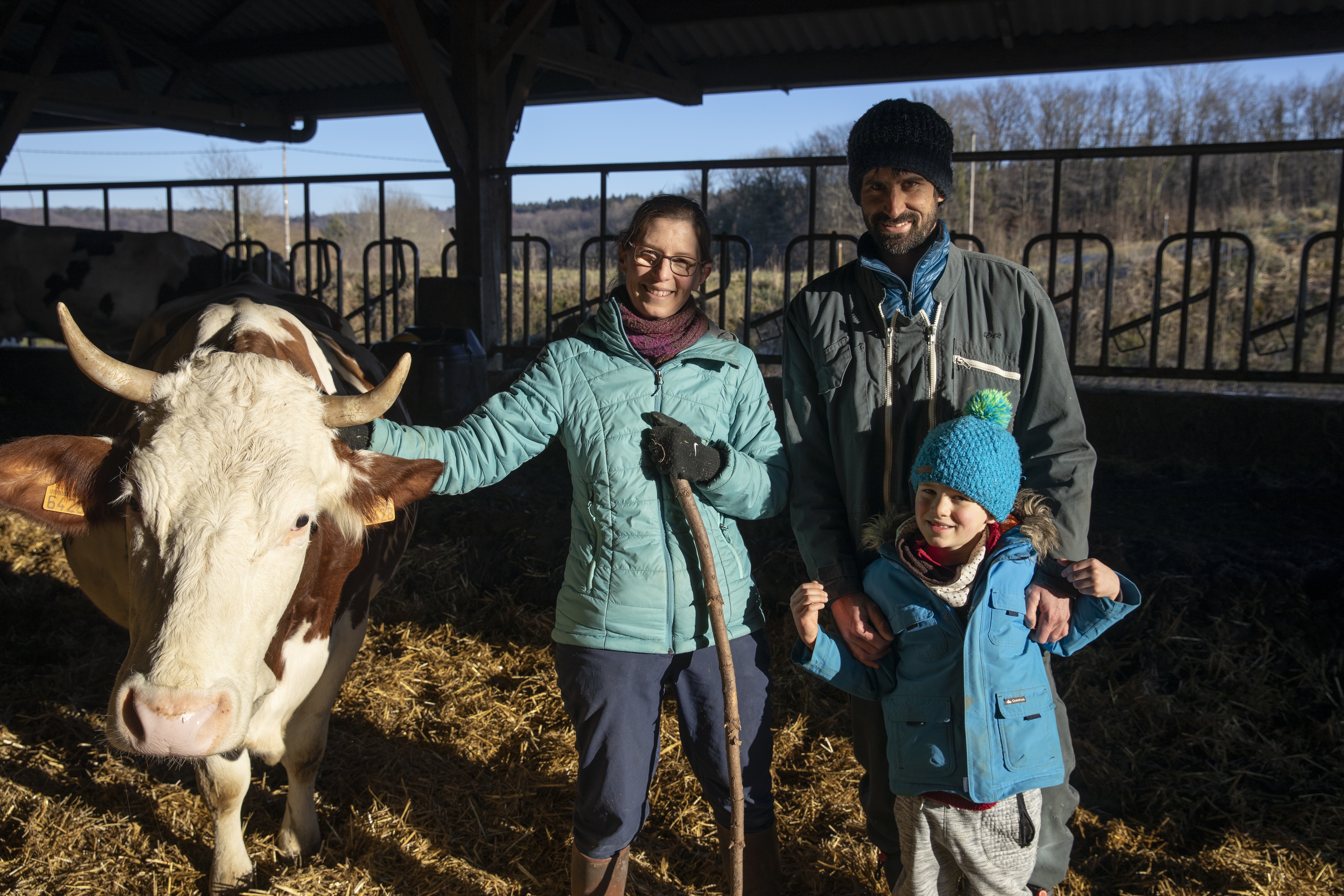 Hélène, Jean-Pierre Rapenne et leur fils, à la tête du Gaec Rapenne à Ecot (25) - Photo Région Bourgogne-Franche-Comté David Cesbron
