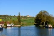 Canal de Bourgogne et château de Châteauneuf-en-Auxois (21), propriété de la Région Bourgogne-Franche-Comté - Photo DR