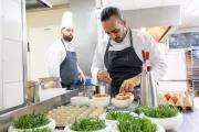 Franck Pelux (à droite), passionné de cuisine depuis tout petit et chef au Lausanne Palace - Photo Xavier Ducordeaux