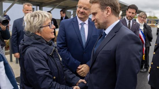 Le ministre de l’Industrie a été accueilli à Allenjoie par Marie-Guite Dufay, Présidente de la Région Bourgogne-Franche-Comté. Photo : Xavier Ducordeaux