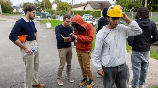 Analyse de fissures sur un mur, grâce à un casque connecté et à l’aide de l’intelligence artificielle. Photo : Xavier Ducordeaux