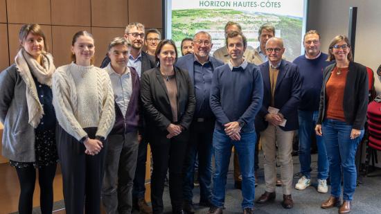 Partenaires techniques et financeurs, réunis mercredi 26 novembre à Beaune pour le grand lancement du projet « Horizon Hautes-Côtes ». Photo : Xavier DUCORDEAUX