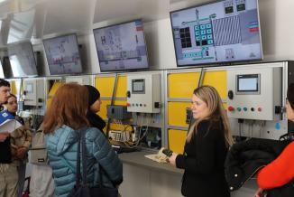 Les jeunes de la Milo de Montbéliard ont pu observer le fonctionnement d’une ligne de production virtuelle. Crédit : Océane Lavoustet /Région BFC