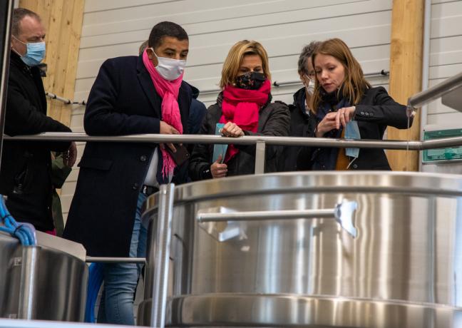 Sophie Ramet, responsable de l’exploitation, fait le tour des nouveaux équipements en compagnie des conseillers régionaux Hicham Boujlilat et Océane Charret-Godard - Photo Région Bourgogne-Franche-Comté Xavier Ducordeaux
