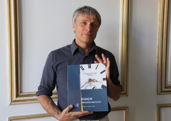 Raphaël Favereaux, auteur du livre &quot;Besançon, l'horlogerie dans la ville&quot; - Photo Région Bourgogne-Franche-Comté Léopoldine Deriot