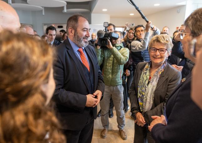 François Braun a passé près de trois heures sur le site de Témis pour découvrir ce qui fait la force de Besançon aujourd’hui : les thérapies associées ou issues du sang - Photo Xavier Ducordeaux