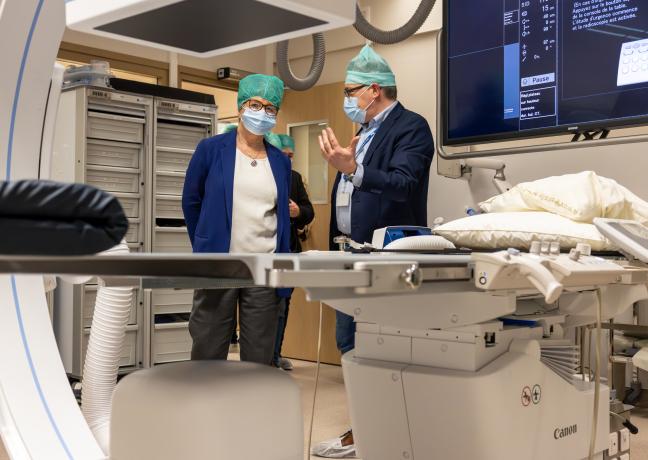 Visite de la salle multimodale de radiologie interventionnelle par le professeur Eric Delabrousse, chef du pôle imagerie du CHU de Besançon. Photo : Xavier Ducordeaux.