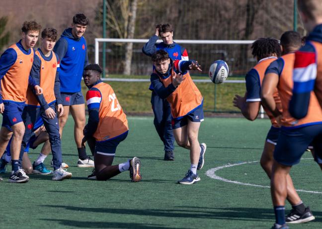 Vendredi, les jeunes bleuets se sont entrainés sur la pelouse synthétique du CREPS. Sans placage et avec retenue. Samedi, ils joueront l’Angleterre à Chalon-sur-Saône - Photo Xavier Ducordeaux