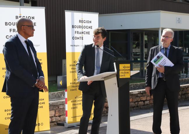 Willy Bourgeois, vice-président de la R&amp;gion en charge des lycées, de l’offre de formation, de l’apprentissage et de l’orientation, du sport et de la communication, entouré de Pierre N'Gahane, Recteur de l'académie de Dijon, et Claude Carriot, Proviseur du lycée Clos Maire - Crédit Océane Lavoustet