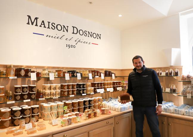 François de Charon, à la tête de la Maison Dosnon, qui fabrique des pains d'épices et du miel à Villeneuve-sur-Yonne (89) – Photo Océane Lavoustet