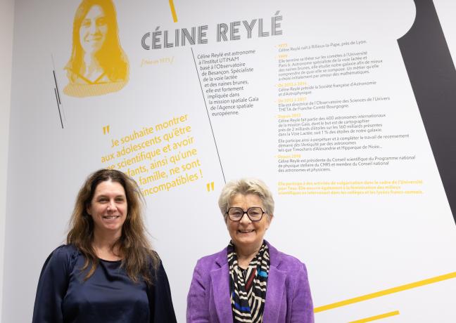 Céline Reylé, aux côtés de la Président de Région Marie-Guite Dufay, a découvert avec émotion son portrait sur le mur d’une des salles de réunion de la Région. Photo : Xavier Ducordeaux