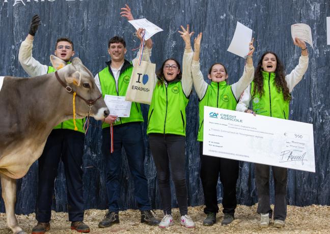 Une troisième place pour le lycée agricole La Barotte de Chatillon-sur-Seine : ça valait bien d’entamer un ban bourguignon sur le podium ! Photo : Xavier Ducordeaux