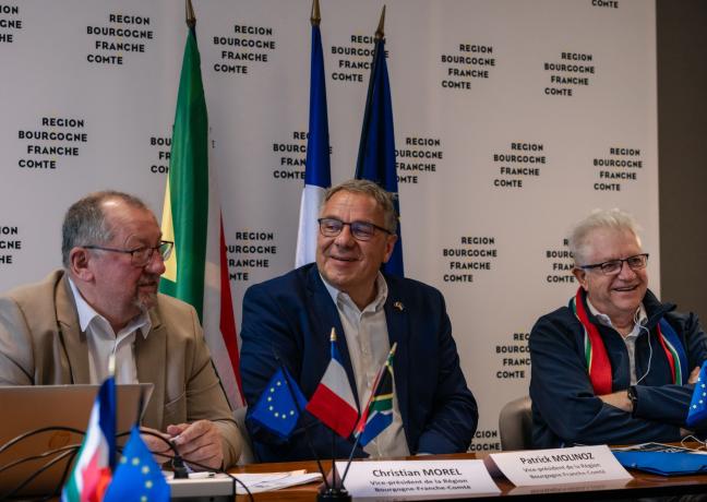 De gauche à droite, Christian Morel, vice-président de la Région en charge de l’agriculture et de l’agroalimentaire, Patrick Molinoz, vice-président en charge du numérique et de l’international, et Alan Winde, Premier ministre de la Province du Cap-Occidental - Photo DR