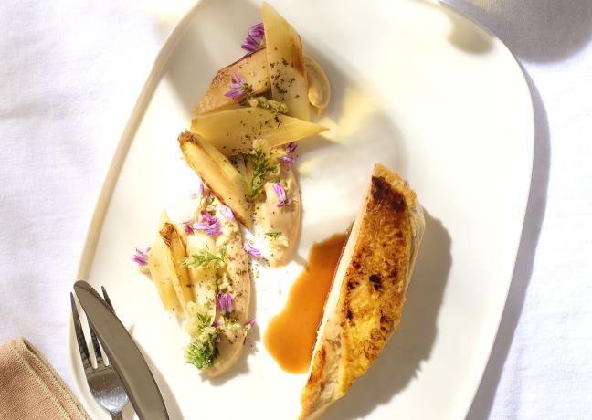 Suprême de volaille de Bresse, crémeux de chou-fleur à la vanille - Photo image et associés