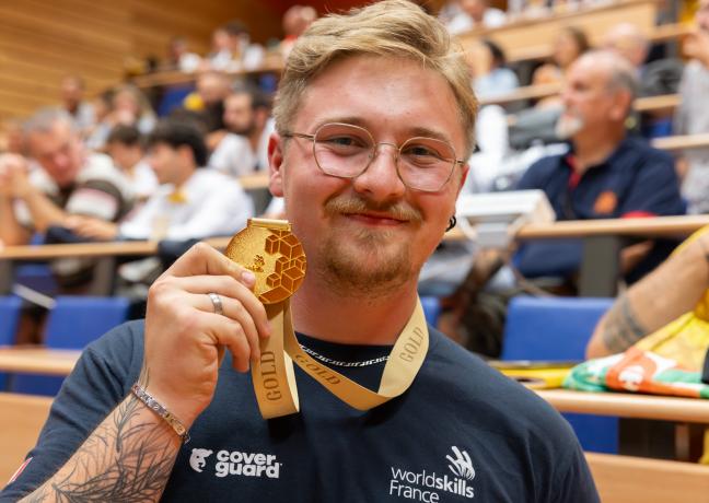 Lucas PERNET est venu présenter sa médaille d’or européenne aux membres de l’équipe Worldskills Bourgogne-Franche-Comté 2025. Photo : Xavier Ducordeaux
