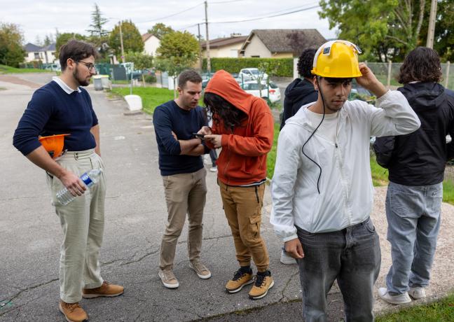 Analyse de fissures sur un mur, grâce à un casque connecté et à l’aide de l’intelligence artificielle. Photo : Xavier Ducordeaux