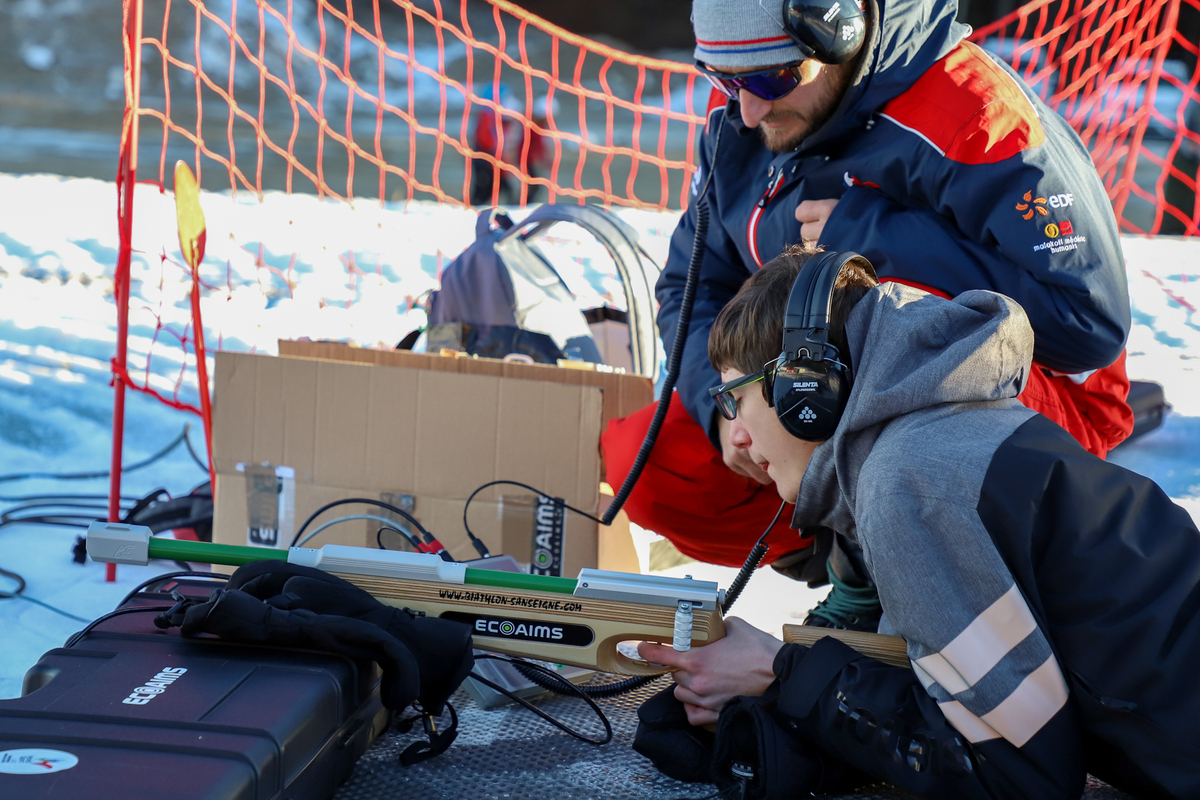 Au biathlon, les malvoyants tirent à la carabine laser reliée à un écouteur qui envoie des sons plus ou moins aigus selon qu’ils sont proches ou loin de la cible - Photo DR