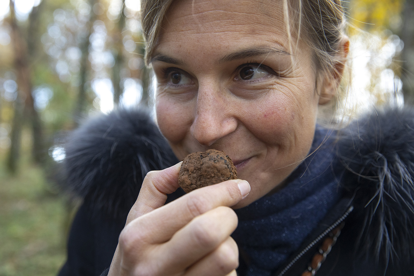 Moment fort pour Marie-Amélie qui peut sentir la truffe fraîchement déterrée - Crédit photo Région Bourgogne-Franche-Comté / David Cesbron