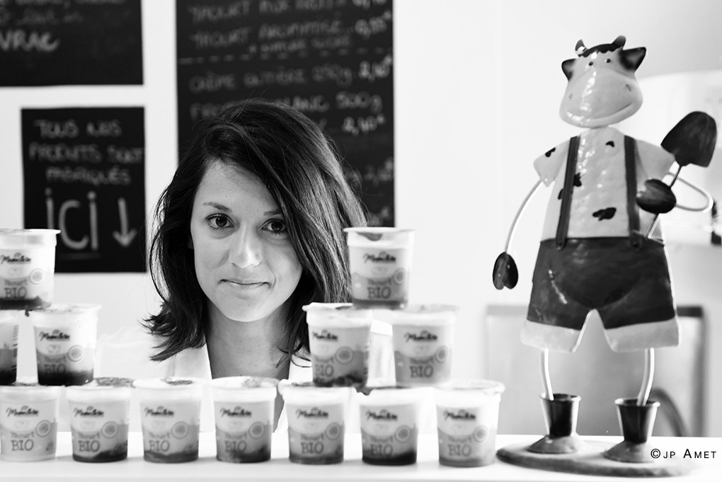 Marion Mathez fabrique des produits laitiers bio à Grozon (39) – Photo JP Amet