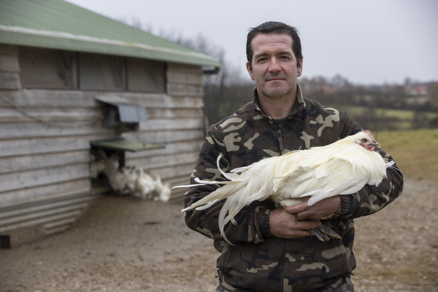 Christophe Perraut, éleveur de volailles, de porcs et de brebis à La Chapelle-Naude (71) - Photo Région Bourgogne-Franche-Comté David Cesbron