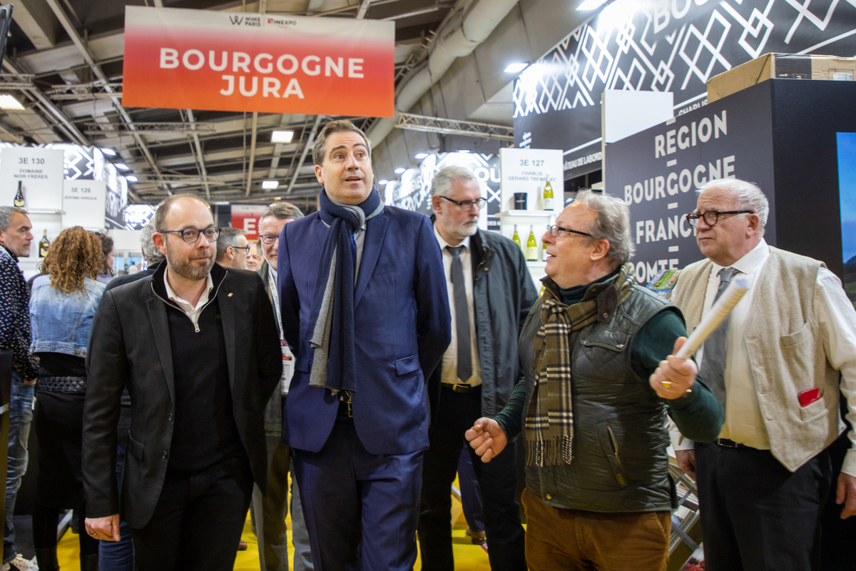 Nicolas Soret, vice-président de la Région en charge de l’économie, a fait découvrir les vins de Bourgogne et du Jura à Olivier Becht, ministre chargé du commerce extérieur - Photo Emmanuelle Baills