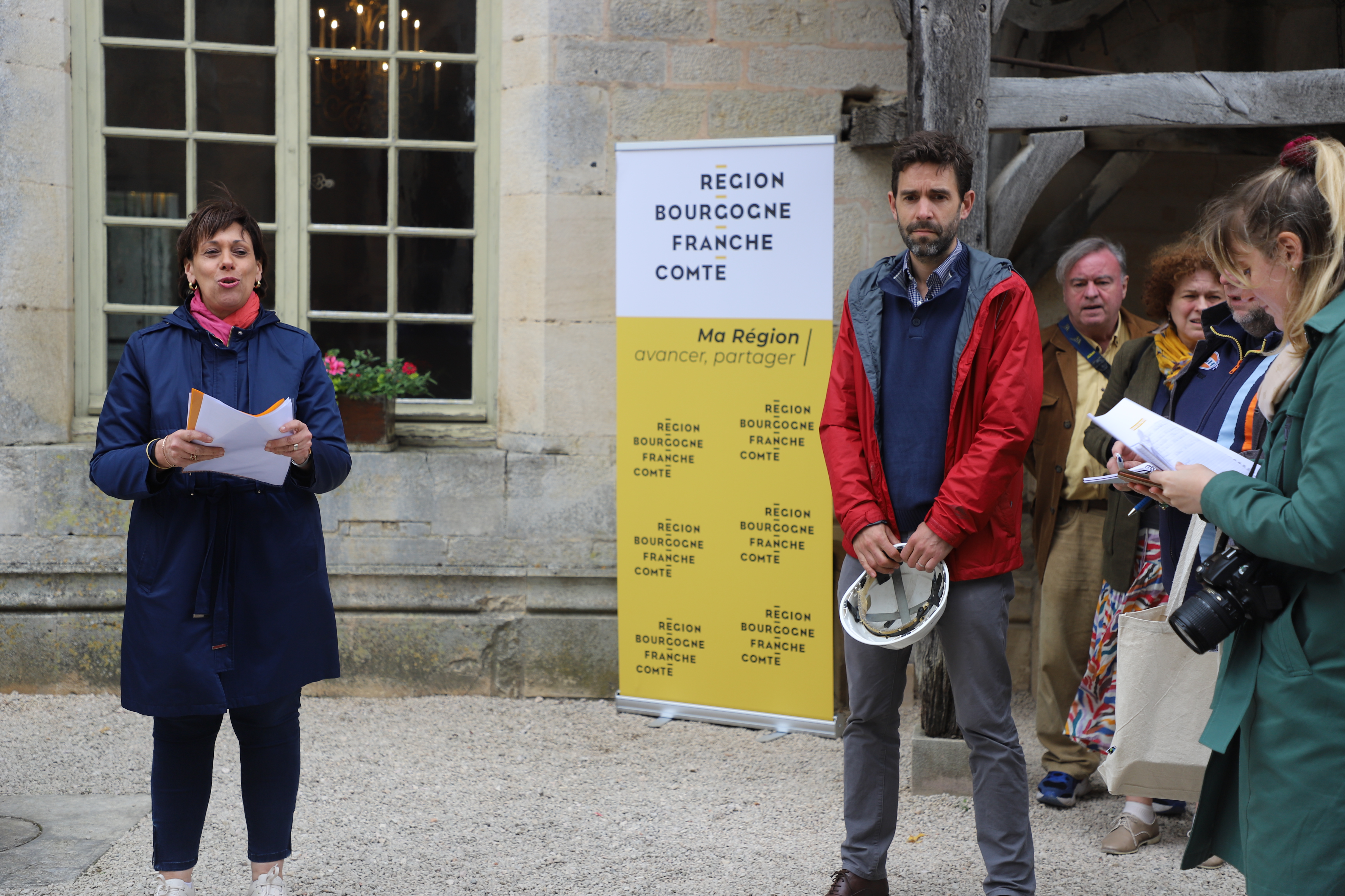 Nathalie Leblanc et Martin Bacot présentent les travaux de Châteauneuf - Photo Région Bourgogne-Franche-Comté Marion Arnal