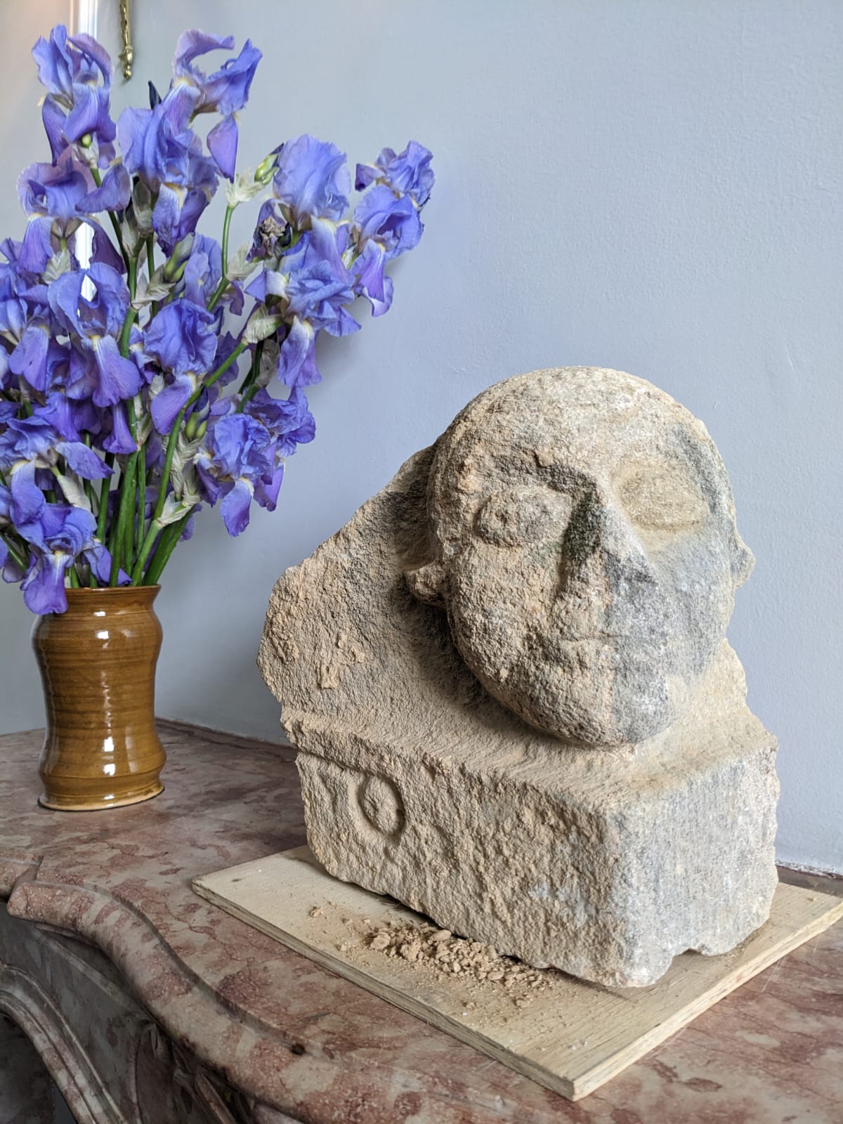 Une tête sculptée a été retrouvée dans l’un des murs extérieurs du château - Photo Région Bourgogne-Franche-Comté Marion Arnal