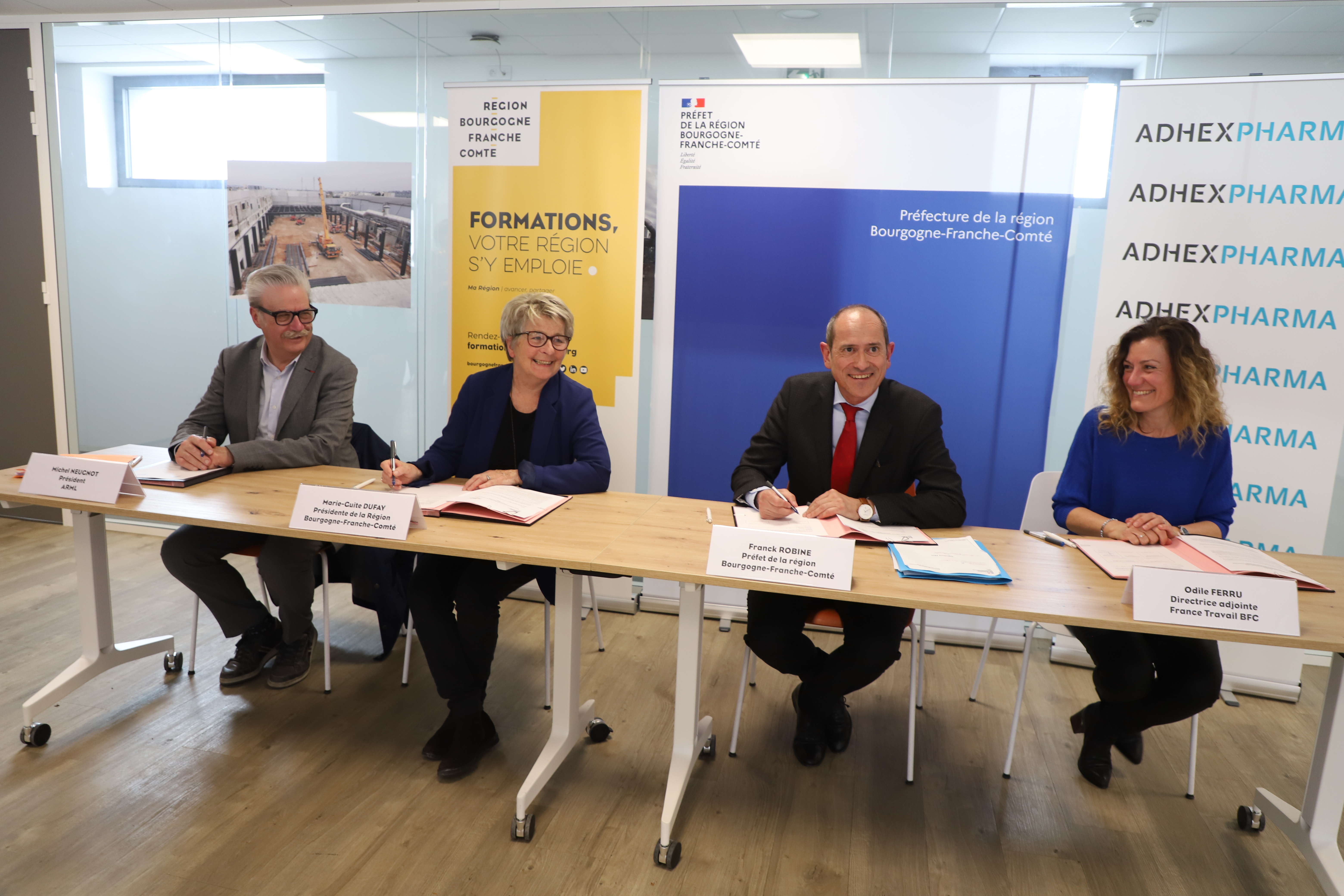 Michel Neugnot, président de l’Association régionale des missions locales, Marie-Guite Dufay, présidente du Conseil régional de Bourgogne-Franche-Comté, Franck Robine, préfet de la région de Bourgogne-Franche-Comté et Odile Ferru, directrice régionale adjointe de France Travail - Crédit Océane Lavoustet