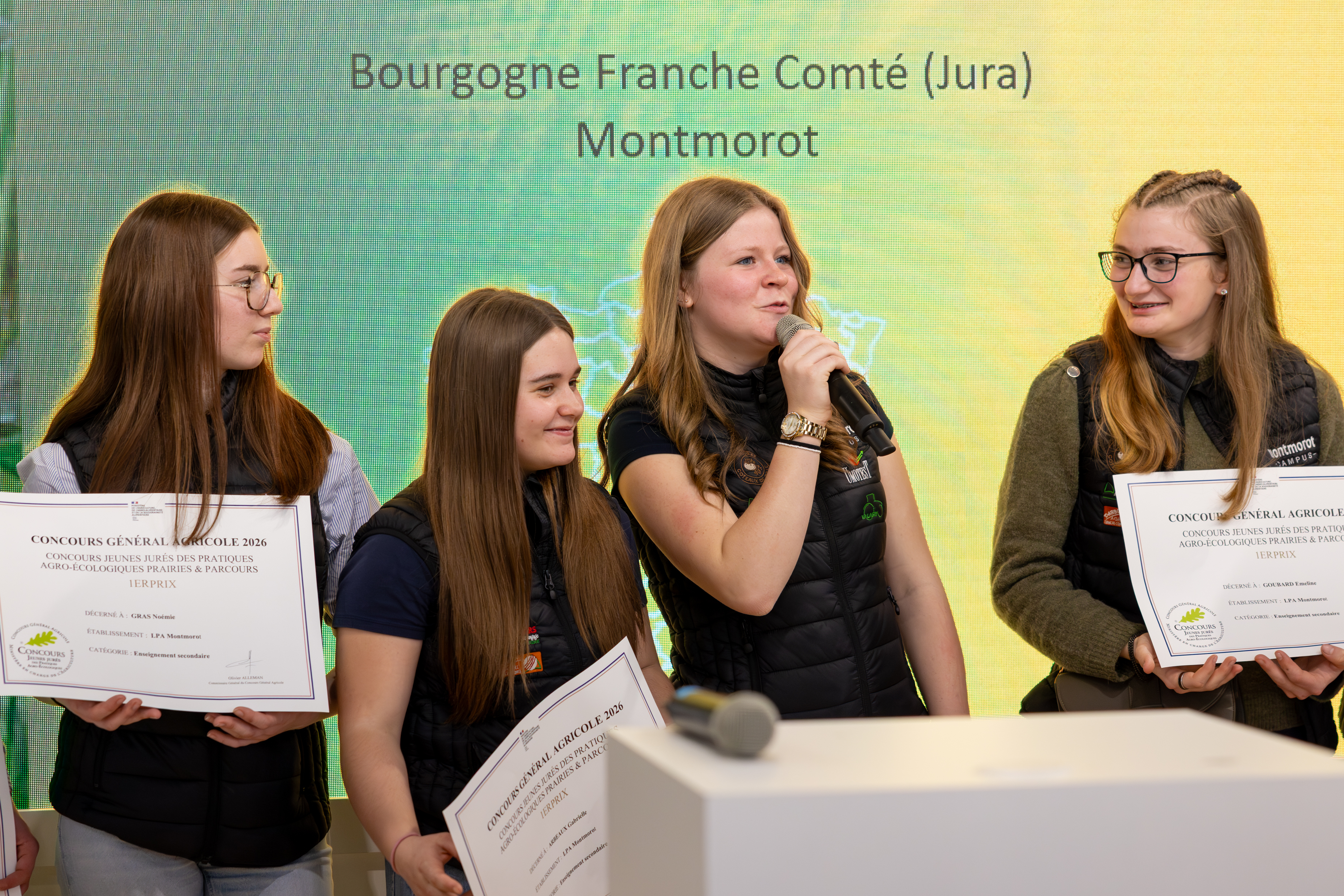 A peine intimidée, Rosy a pris la parole sur l’estrade du Ministère de l'Agriculture et de la Souveraineté alimentaire. Photo : Xavier DUCORDEAUX