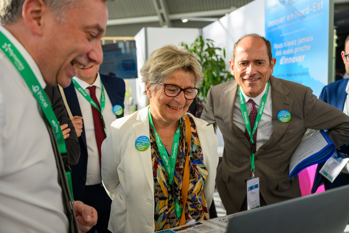 L’accessoire de mode indispensable du dernier forum Hydrogen business for Climate : le badge « Ecole Française de l’Hydrogène, ici en Bourgogne-Franche-Comté », porté par Marie-Guite Dufay et le préfet de Région Franck Robine -Photo Jean-François Maillot