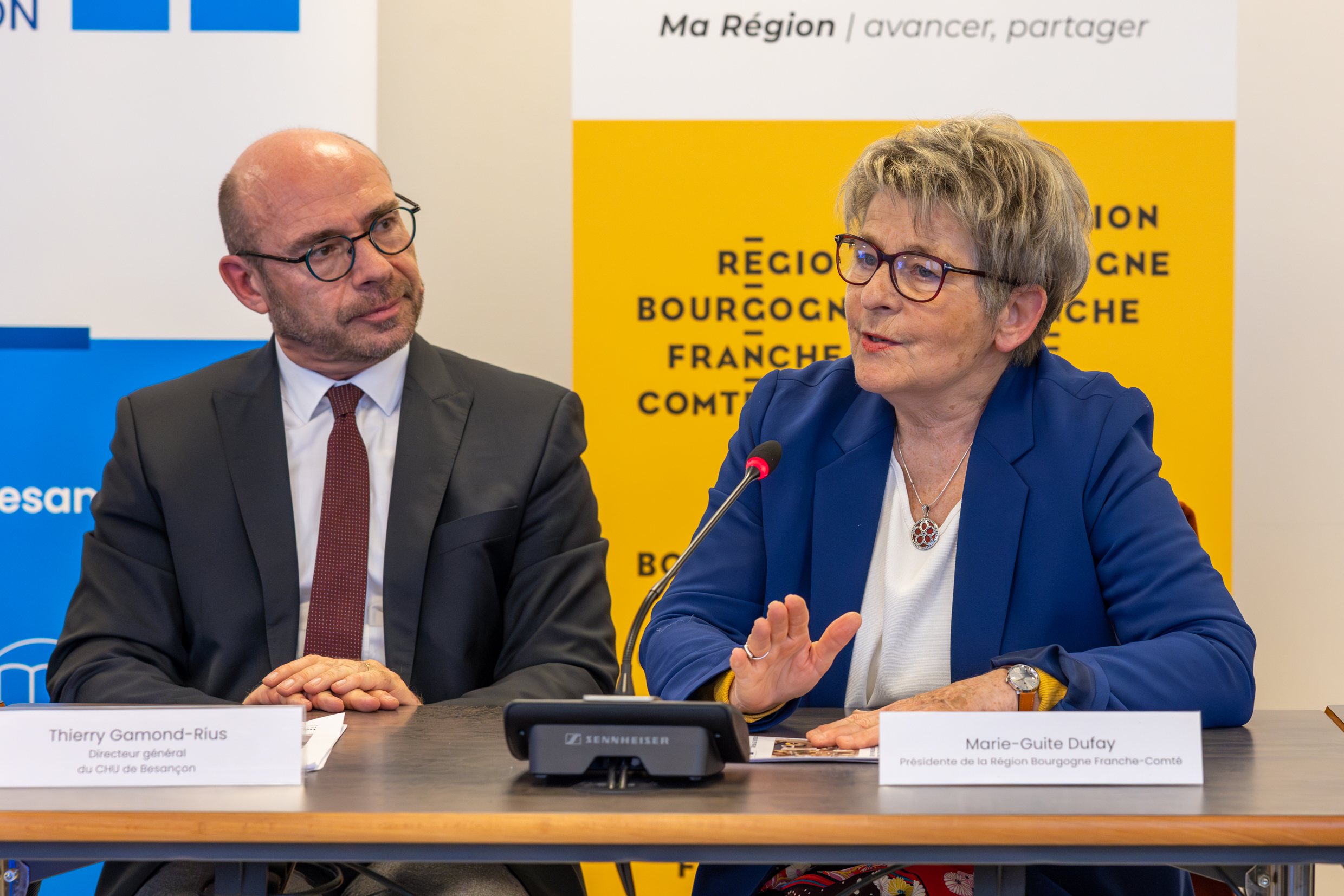 Marie-Guite Dufay, aux côtés de Thierry Gamond-Rius, directeur général du CHU de Besançon. Photo : Xavier Ducordeaux.