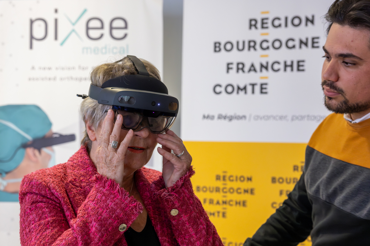 La Présidente de Région a été invitée à tester les lunettes de Pixee medical - Photo Xavier Ducordeaux