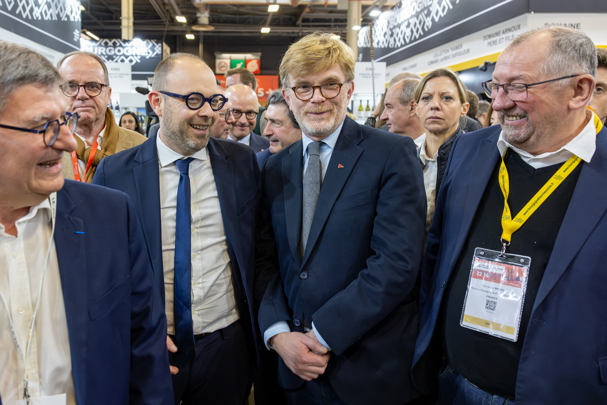 Marc Fesneau, ministre de l’Agriculture entouré par Nicolas Soret et Christian Morel, vice-présidents de la Région -  Photo Xavier Ducordeaux