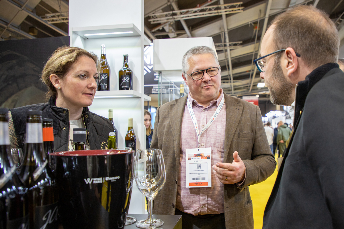 Eloïse Arnoux, vigneronne à Arbois et Olivier Badoureaux, président du CIVJ, constatent le fort engouement pour les vins du Jura auprès de la clientèle étrangère - Photo Région Bourgogne-Franche-Comté Emmanuelle Baills