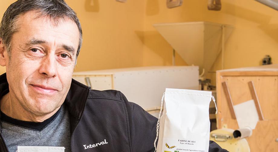 Gilbert Viron produit des farines de blé, d’épeautre, de seigle en agriculture bio à la Chavanatte (90) - Crédit photo William Beekman