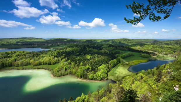 Les coureurs n’auront pas le temps de s’arrêter pour admirer le paysage depuis le belvédère des 4 lacs à Chaux-de-Dombief. Et vous ? Photo : Jura Tourisme