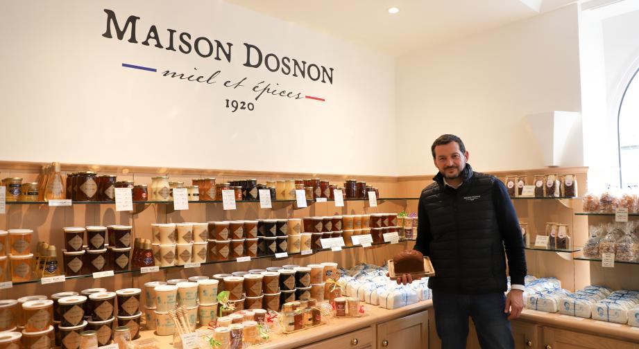 François de Charon, à la tête de la Maison Dosnon, qui fabrique des pains d'épices et du miel à Villeneuve-sur-Yonne (89) – Photo Océane Lavoustet