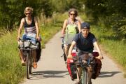 Famille en vélo sur l'Eurovélo 6 - Crédit photo Région Bourgogne-Franche-Comté / David Cesbron