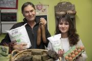 Michel Devillairs et sa fille Emma, de la ferme bio de They, à Sorans les Breurey (70) - Photo Région Bourgogne-Franche-Comté David Cesbron