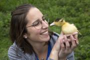 Océane Sommant, productrice de canards gras à la ferme du faubourg, à Frénois (21) - Photo Région Bourgogne-Franche-Comté David Cesbron