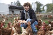 Frédérique Brelot, éleveuse de poules pondeuses à Champdivers (39) - Photo Région Bourgogne-Franche-Comté David Cesbron