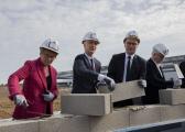 Pose de la première pierre de la future usine Vicky Foods par Marie-Guite Dufay, présidente de Région, près de Chalon-sur-Saône, mardi 21 mars 2023 - Photo Emmanuelle Baills